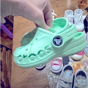 Kid crocs EUC size 6c